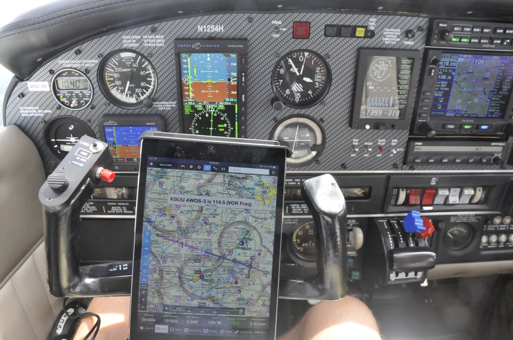 How to mount and use your iPhone as an EFB in the cockpit - iPad