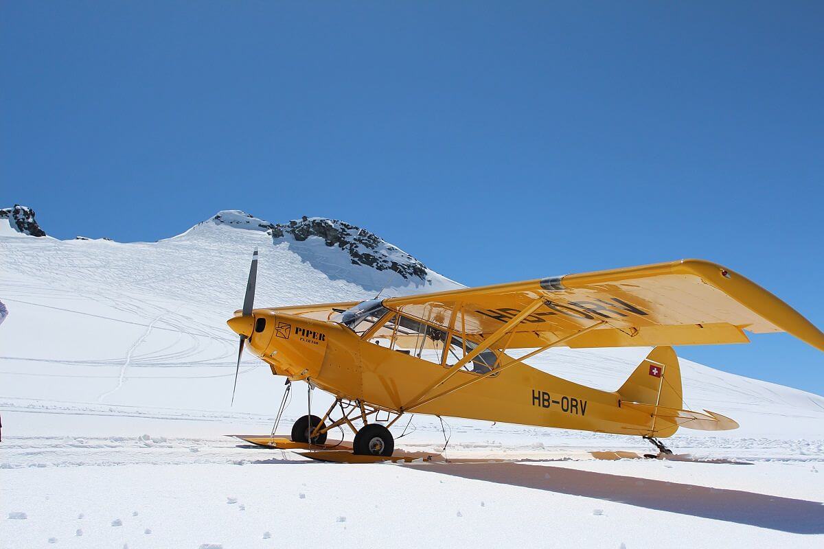 Piper_PA-18_on_snow