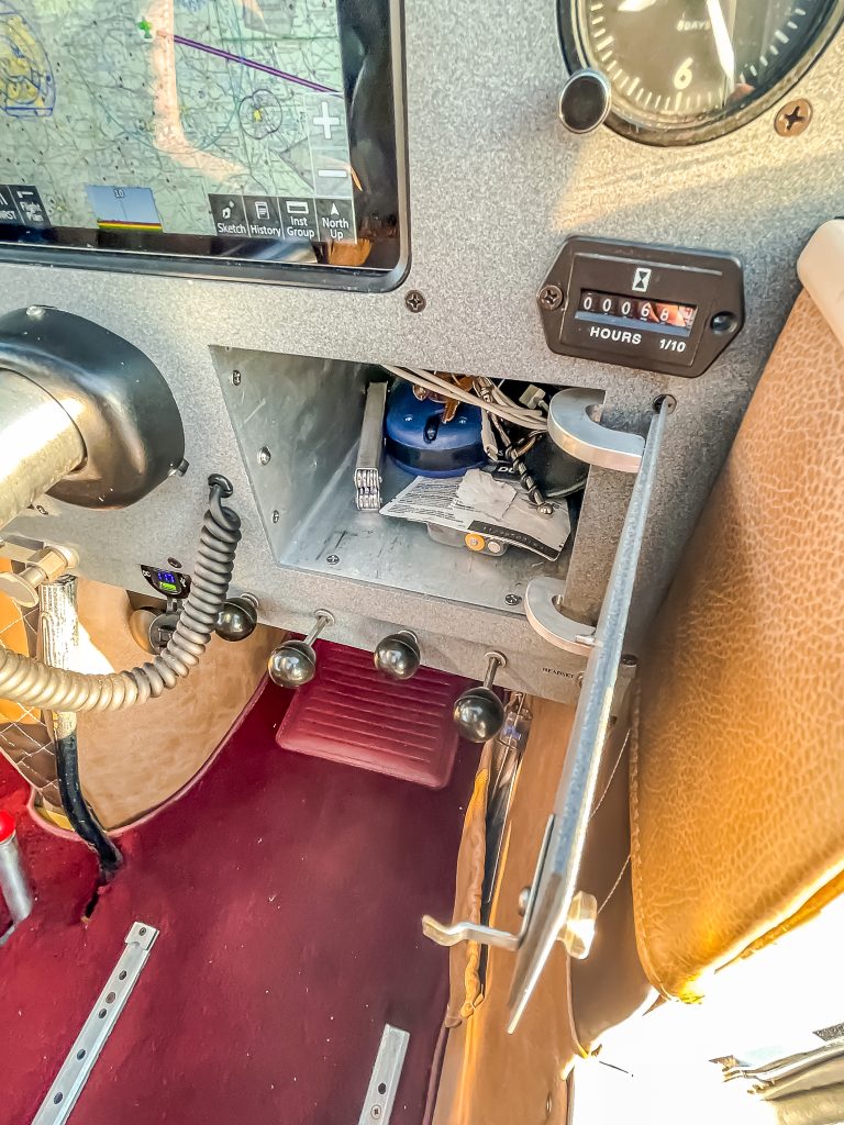 Piper Comanche glove compartment