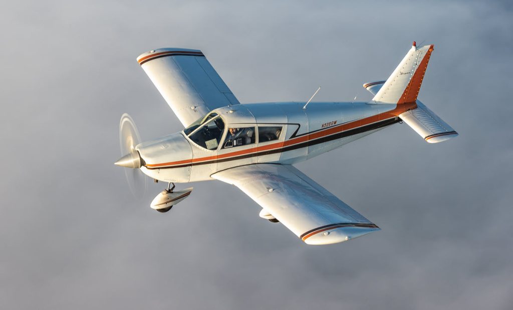piper cherokee 235 in flight